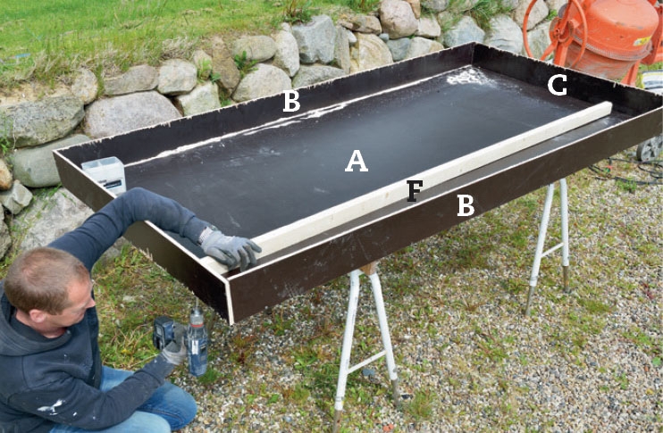 Vandspejl: Vi stiver formen af med lægter.