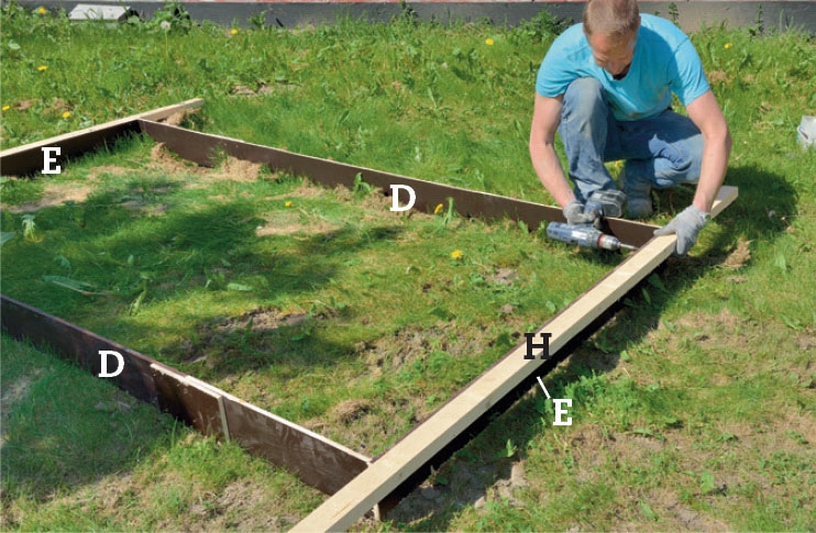 Spejlbassin: Yderformens korte sider afstives