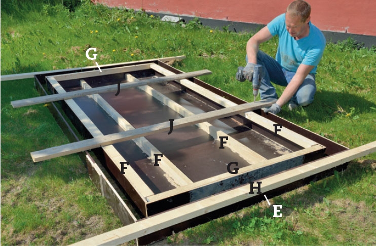Spejlbassinets inderform placeres i yderformen