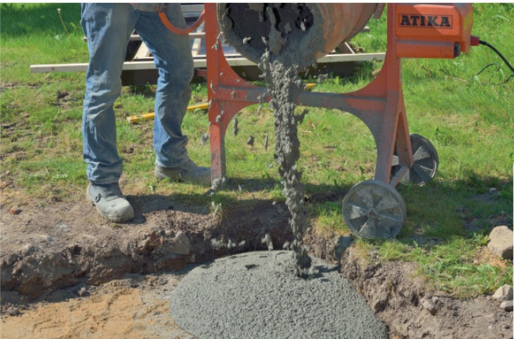 Støb et spejlbassin: Betonen hældes ned i hullet.