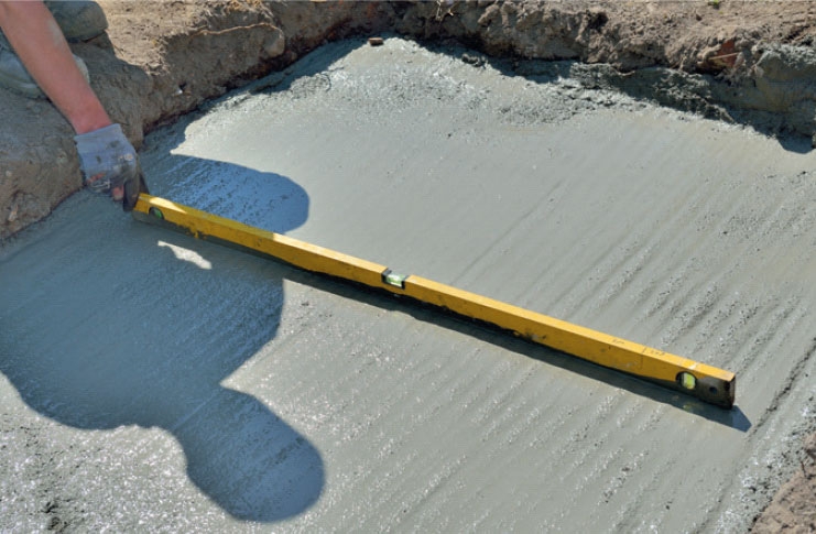 Spejlbassin: Vi kontrollerer, at oversiden af betonen er vandret.