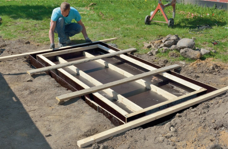Vandspejl til haven: Formen placeres nu oven på den udstøbte beton.