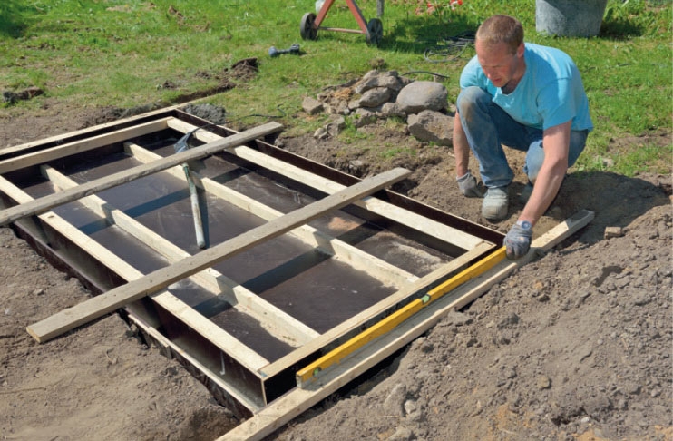 Vandspejl i haven: Ret formen til, så den ligger helt vandret.
