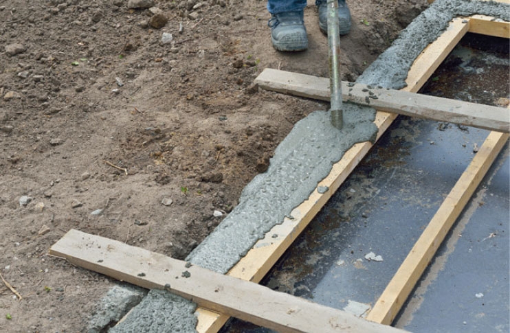 Vandspejl: Den friske beton vibreres grundigt.