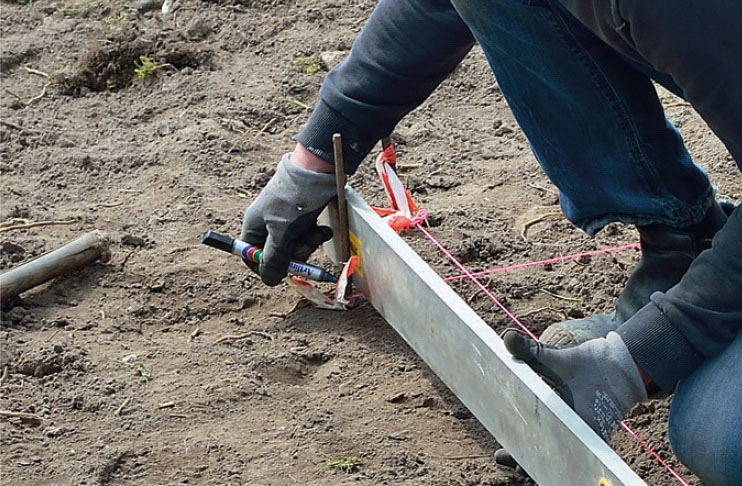 Hagedam kar: Ønsket høyde på det ferdige bassenget markeres