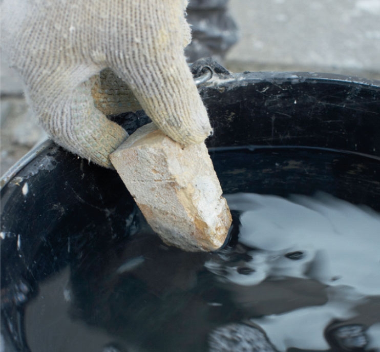 Fukt den lille mursteinen godt