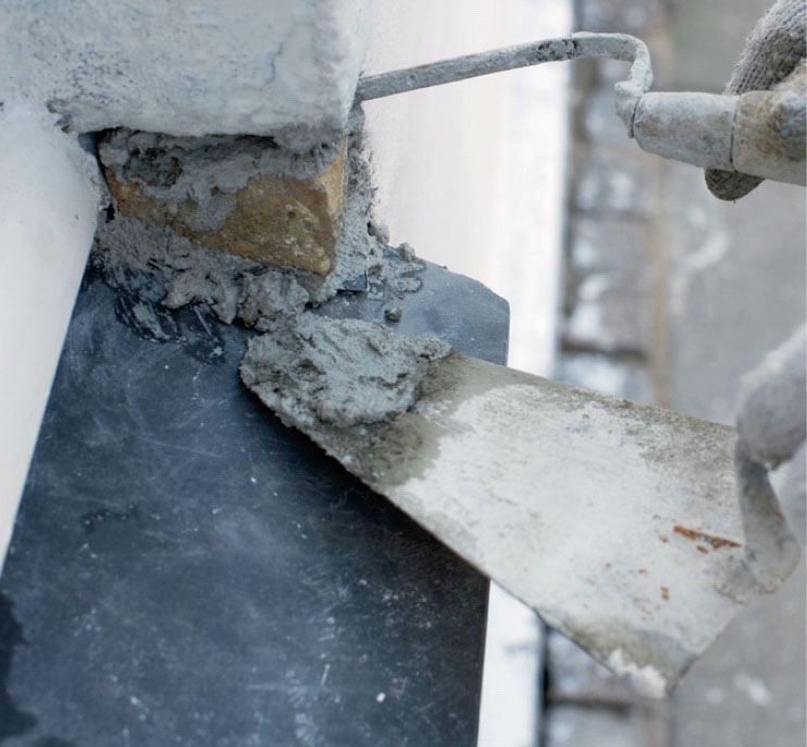 Fyll på mørtel med en fugeskje