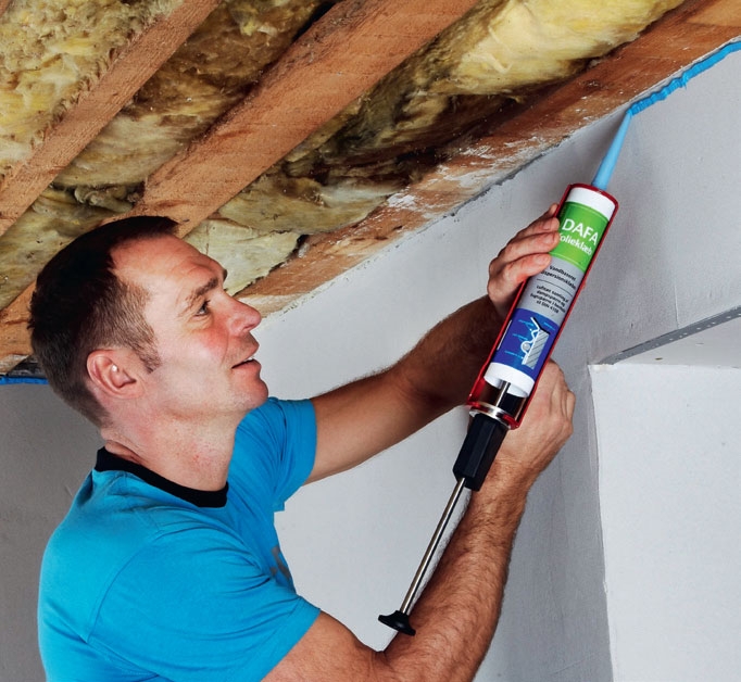 Kipsilevykatto: Seinän ja katonrajaan pursotetaan paksu vana muoviliimaa