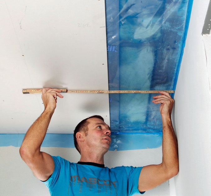 Kipsilevykatto: Seinää vasten tulevat 1. kerroksen levyt leikataan hieman liian pie-niksi