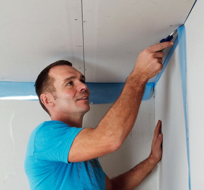 Kipsilevykatto: Kun ensimmäinen kerros on valmis, leikkaa höyrysulku