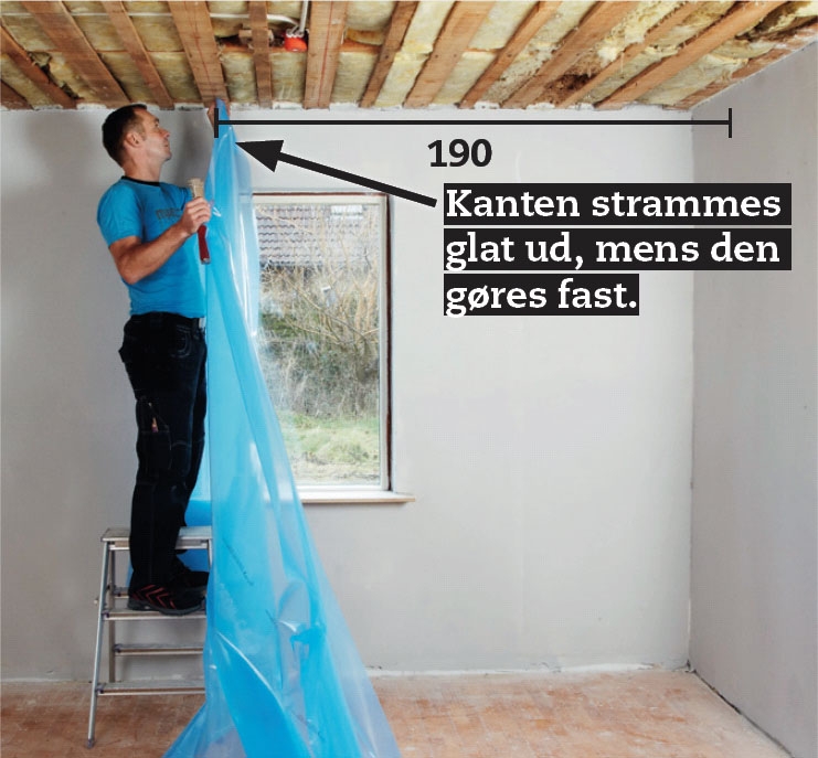 Opsætning af gipsloft: Den første bane dampspærre hæftes op som et gardin