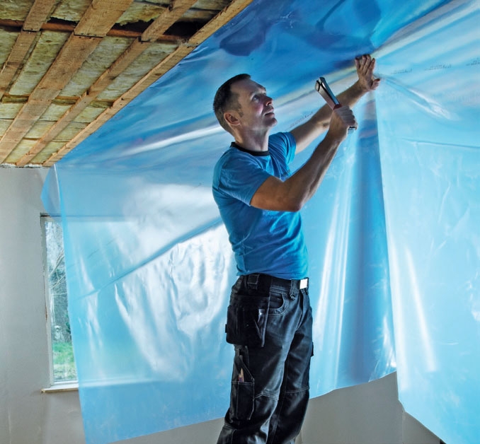 Opsætning af gipsloft: Nu gøres resten af banen fast på forskallingen