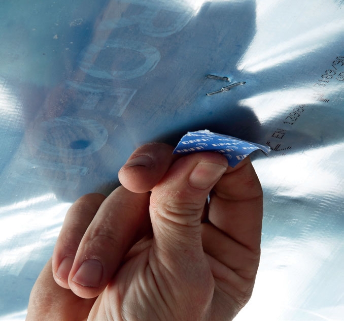 Opsætning af gipsloft: Alle klammerne dækkes tæt af med dampspærretape