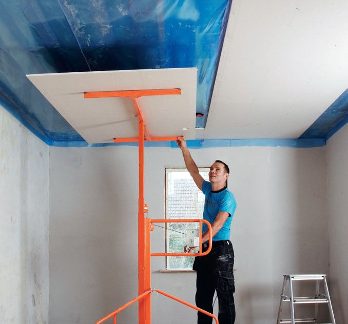 Opsætning af gipsloft: Den næste række plader sættes op