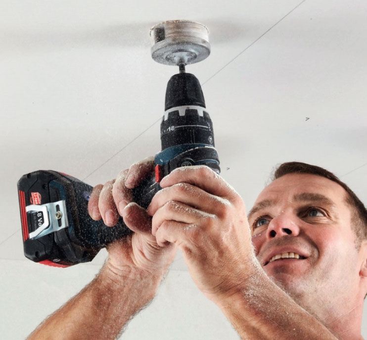 Opsætning af gipsloft: Hullet op til dåsen bores med et 67 mm kopbor