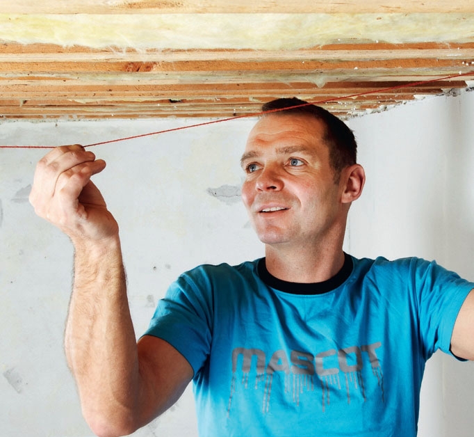 Gipse tak: Med en krittsnor slår du en strek på bordene