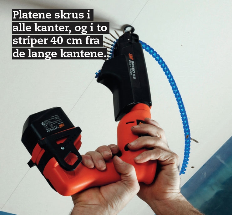 Gipse tak: Platen skrus fast i lektene