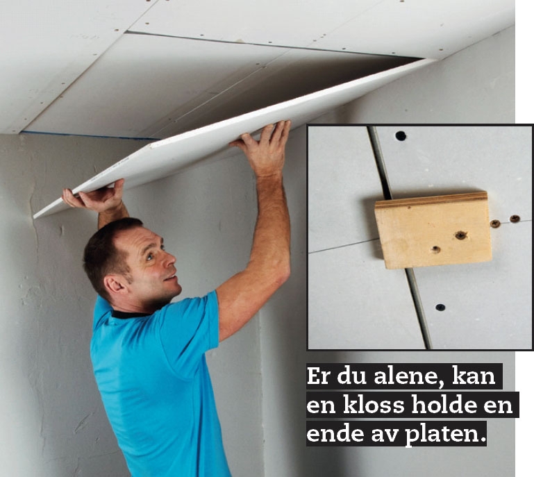 Gipse tak: De ytterste platene løftes først opp ved veggen