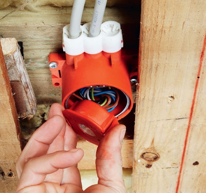 Gipsa tak: Kablarna rullas ihop i dosorna och en magnet placeras i varje dosa