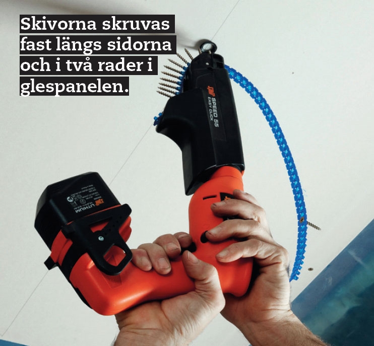 Gipsa tak: Skivan skruvas fast i glespanelen