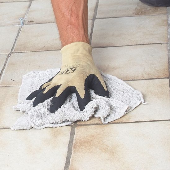 Selvnivellerende gulvspartel: Rengør gulvet grundigt med grundrens, inden du smører noget ovenpå.