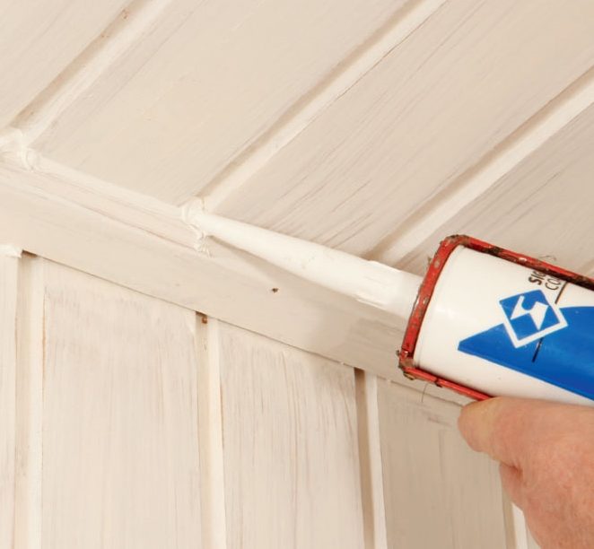 Katon maalaus: Täytä reiät akryylisauma massalla