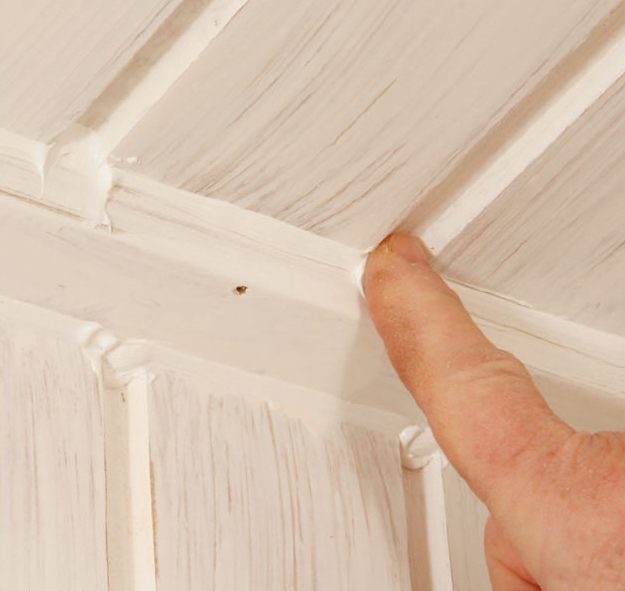 Male paneltak: Så glatter vi ut fugemassen i hullene