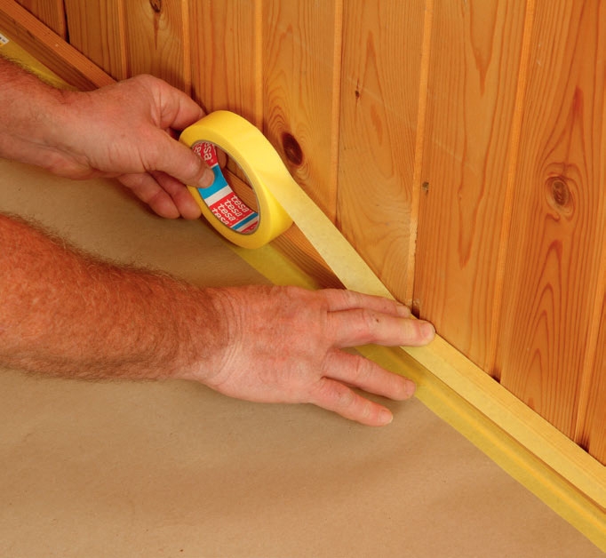 Måla trätak: Socklarna skyddas med tejp