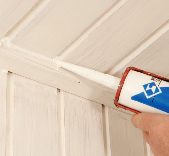 Måla trätak: Pressa ner akrylfogmassa i alla hål