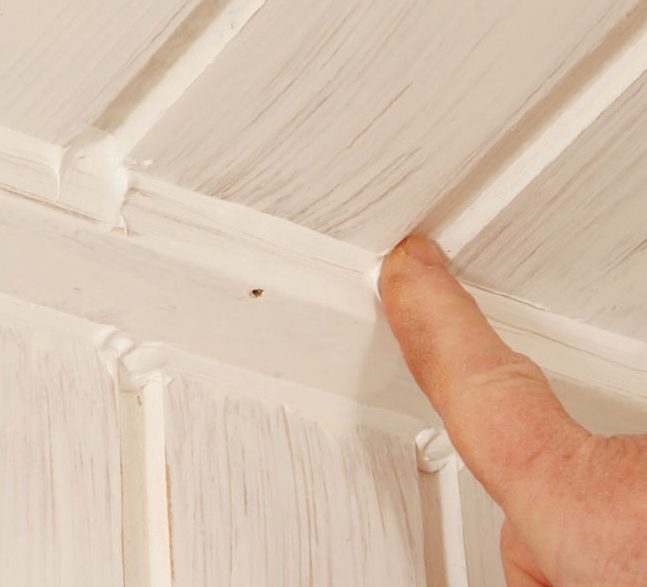 Måla trätak: Släta ut fogmassan