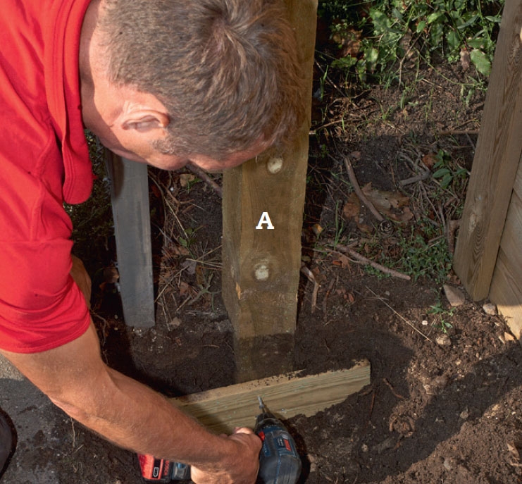 Støjhegn: Sæt stolperne (A) i jorden.