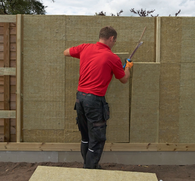 Støjhegn: Skær isoleringen til andet lag til.