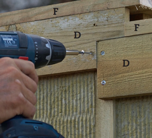 Støjhegn: 3. Det er også nødvendigt at save et hak i det øverste bræt (D) på fronten, så samlingen mellem de to øverste forskudte brædder bliver pæn.