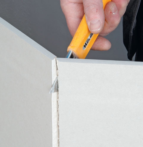 Gipsskivor tak: Skär nu igenom kartongen på baksidan