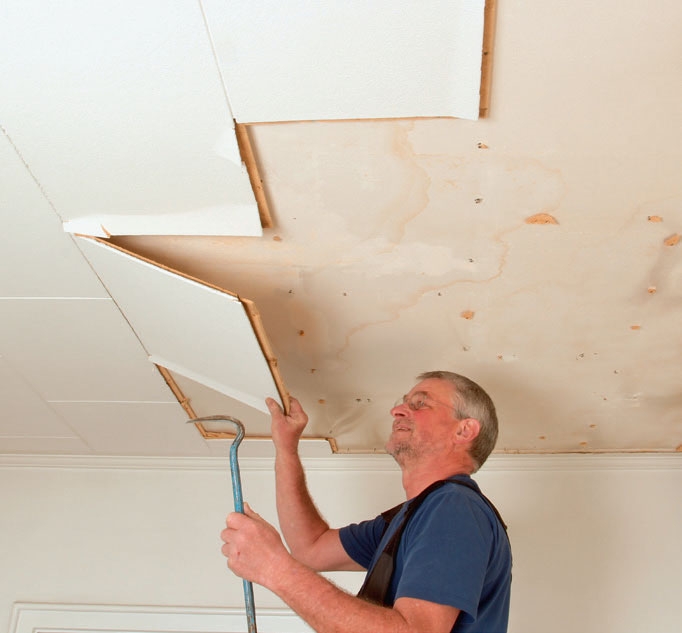 Gipsplader til loft: Pladerne rives nemt ned ved at stikke et koben ind under dem