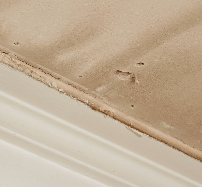 Gipsplader til loft: Loftet er fyldt med huller og revner