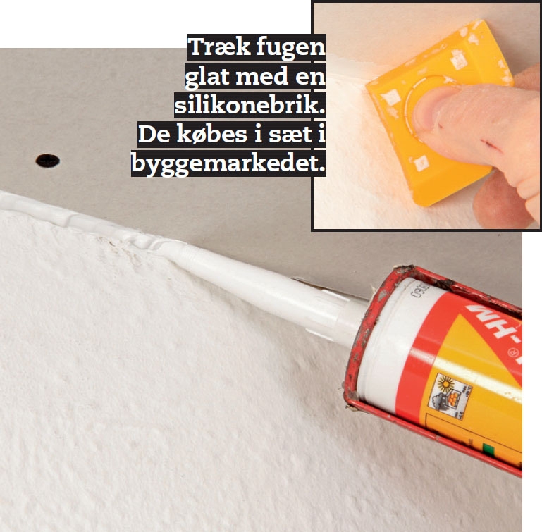 Gipsplader til loft: Sprækken langs væggen fyldes med akrylfugemasse