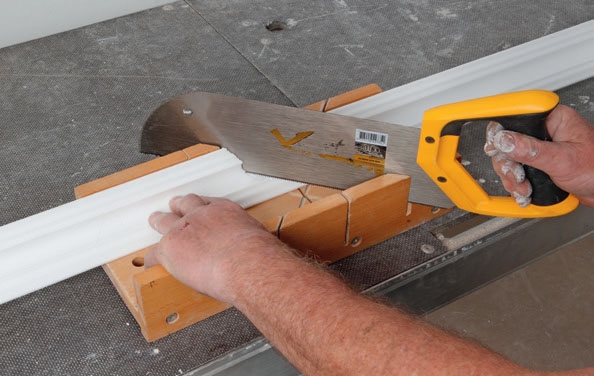 Gipsplader til loft: Stukken skæres til