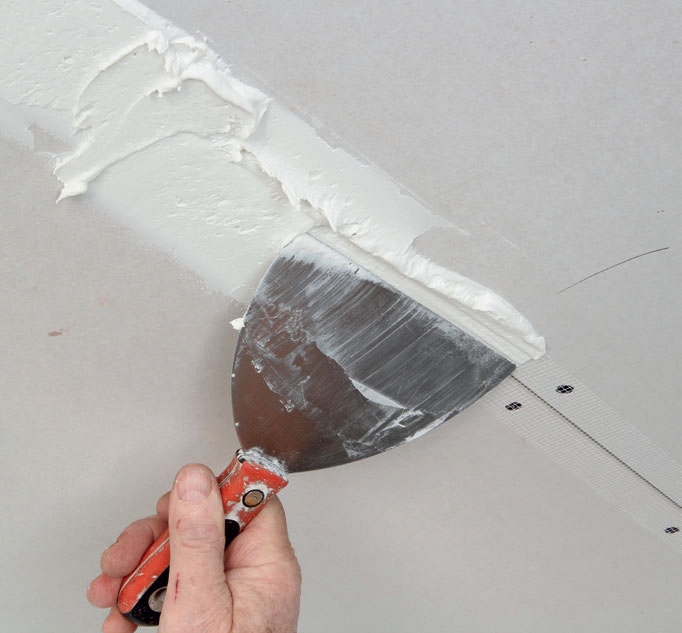 Gipsplader til loft: Pres rigeligt med spartelmasse op i samlingen