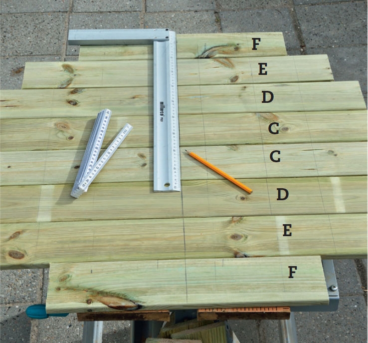 Golvet är av tryckimpregnerade brädor