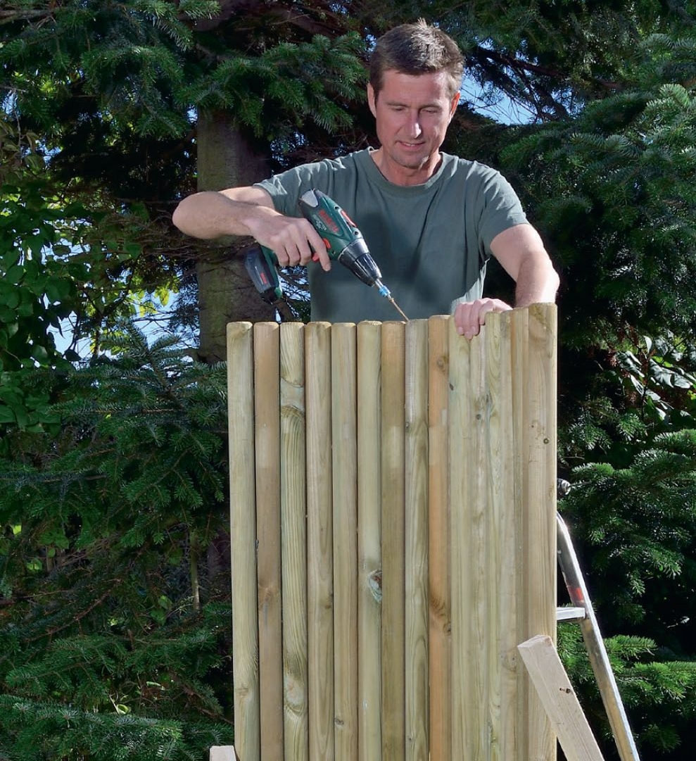 Förborra också upptill innan de två sektionerna skruvas ihop