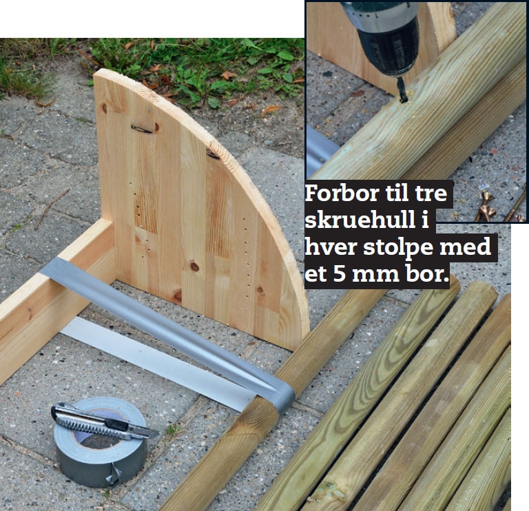 Den nederste stolpen settes fast til malen