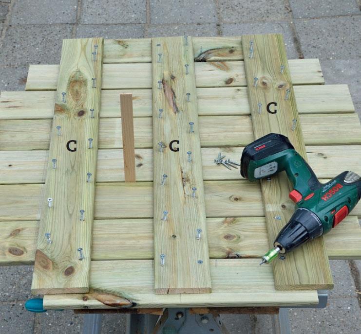 De tverrgående bordene skrus på bunnen til utedusj