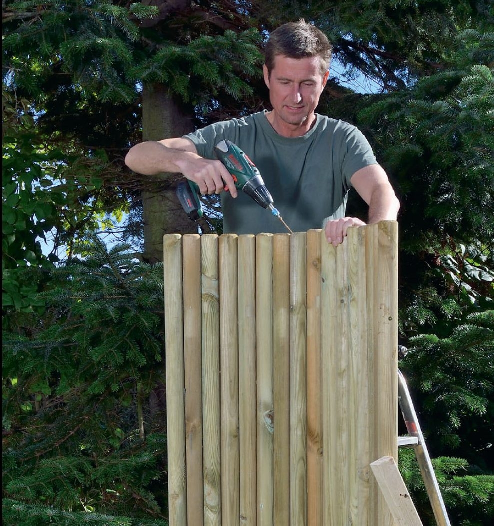 Også øverst forborer du, før de to seksjonene skrus sammen på utedusjen