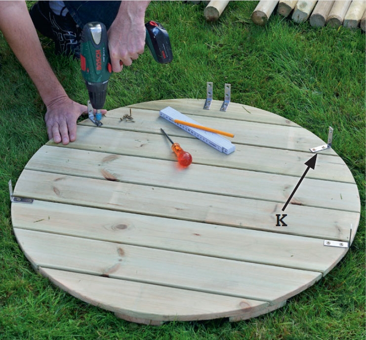 6 vinkelbeslag skrus fast til bunnen til utedusjen