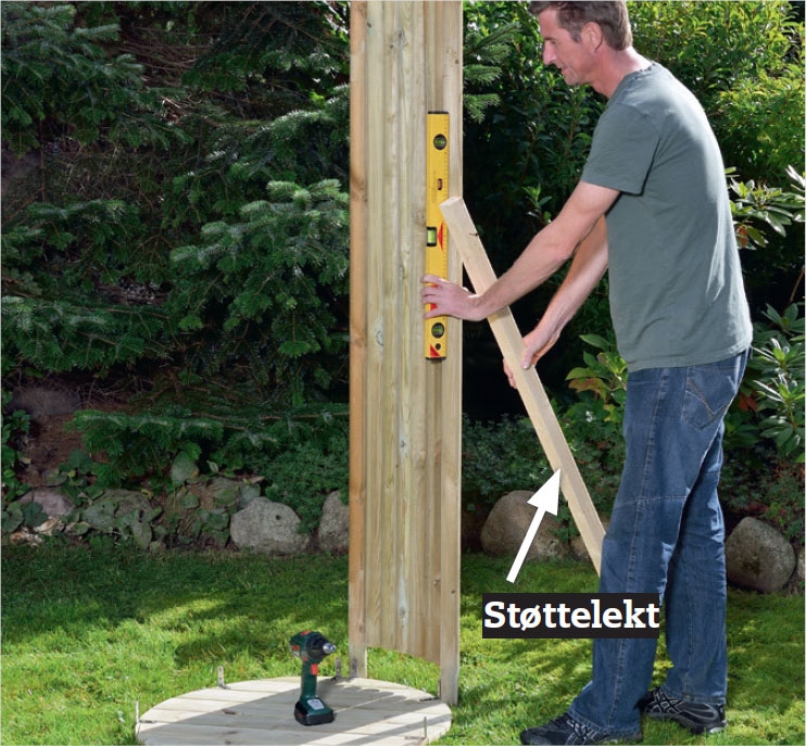 Den første vegseksjonen settes opp mot vinkelbeslagene