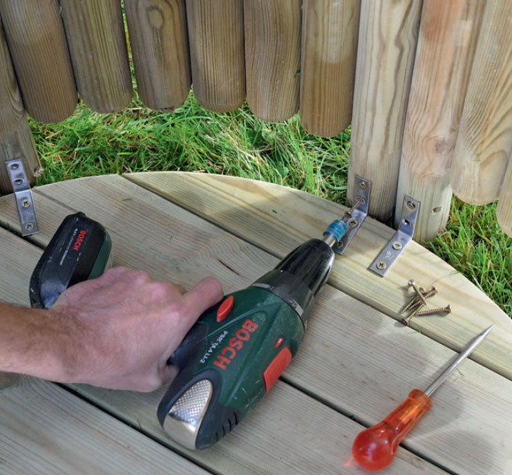 De fire vegseksjonene skrus fast på vinkelbeslagene i bunnen på utedusjen