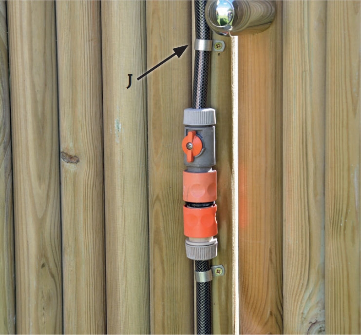 I passe høyde kuttes slangen til utedusj