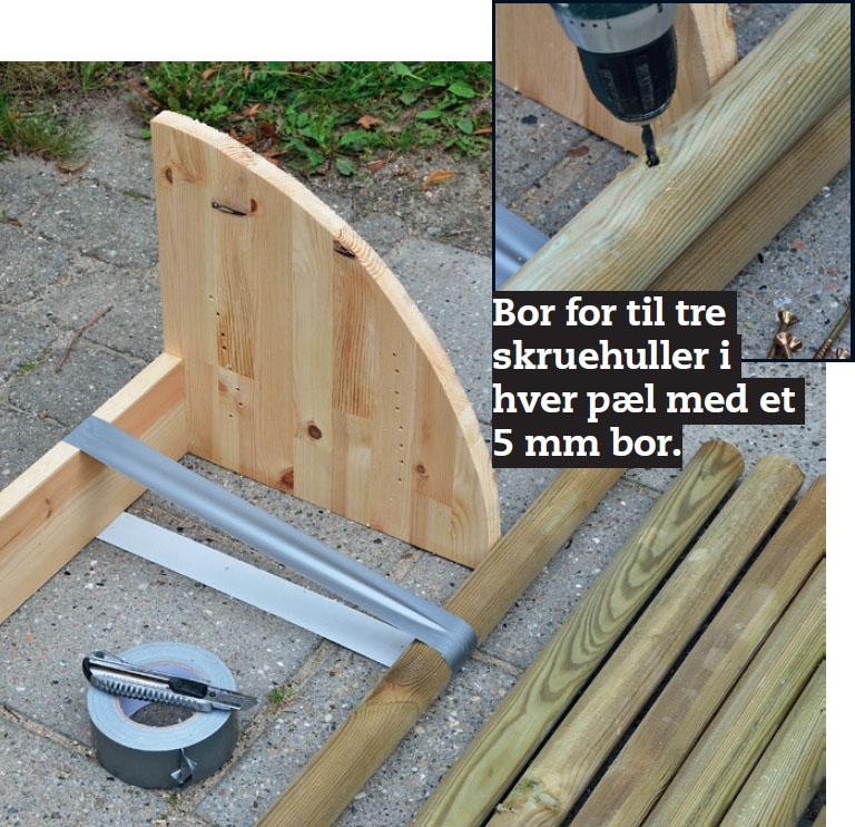 Pæle til væg i udendørs bruser fastgøres til skabelonen