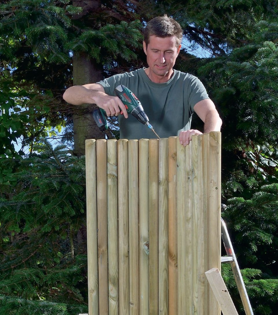 Der bores foroven på udendørs bruser, inden de to vægsektioner skrues sammen